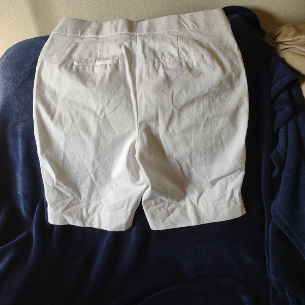 chicos Knee Length Shorts size 1.5=10 - Picture 3 of 3